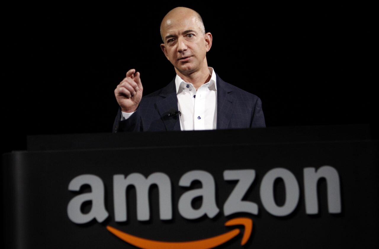 Jeff Bezos je síce závratne bohatý, ale nie je to najbohatší muž v histórii
