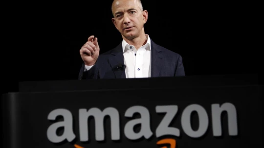 Šetrí Bezos na manažéroch? Jeho nástupca má len zlomok majetku zakladateľa Amazonu