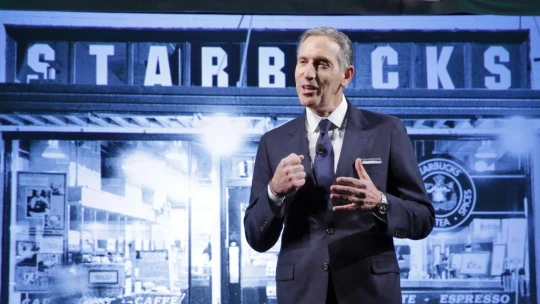 Miliardár Schultz odchádza zo Starbucksu. Ostane už iba ako emeritný predseda