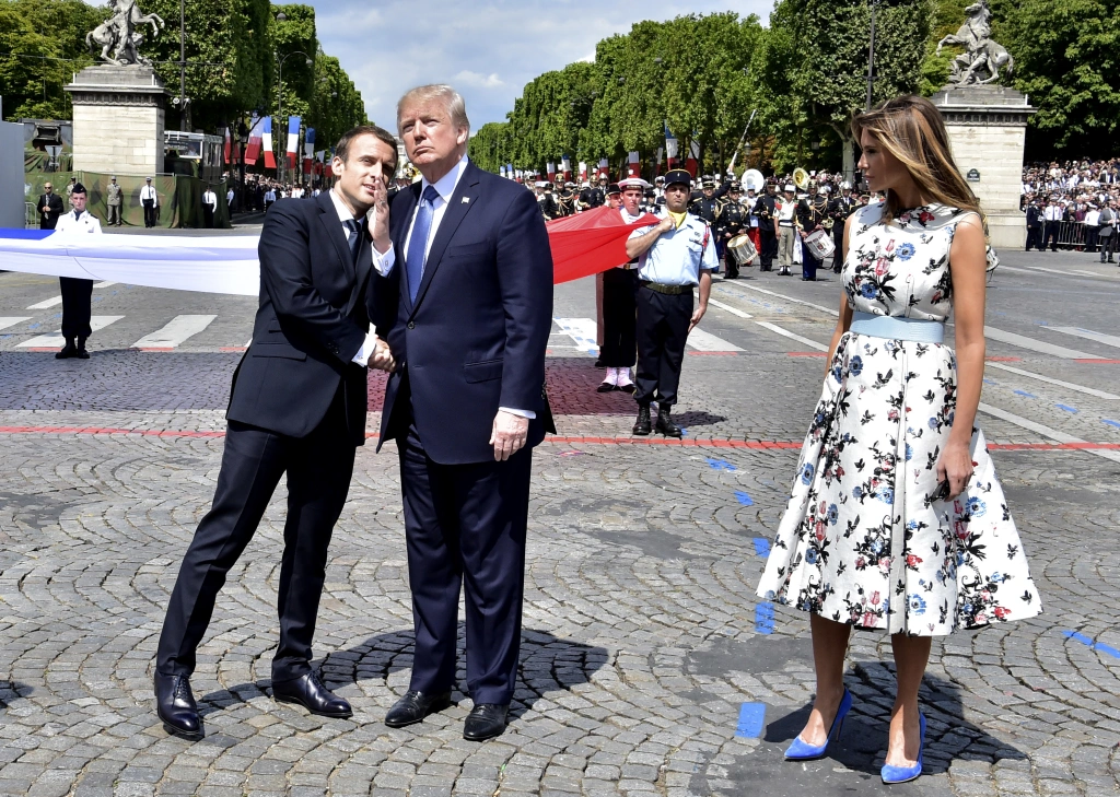 Trumpovské podanie ruky: gesto či postoj?