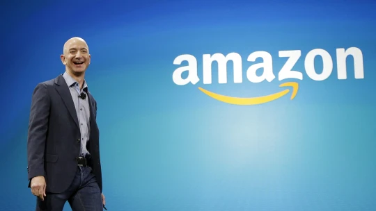 3+1 na nový týždeň: Bezos seká ceny aj konkurentov, meškanie Británie a JOBS!