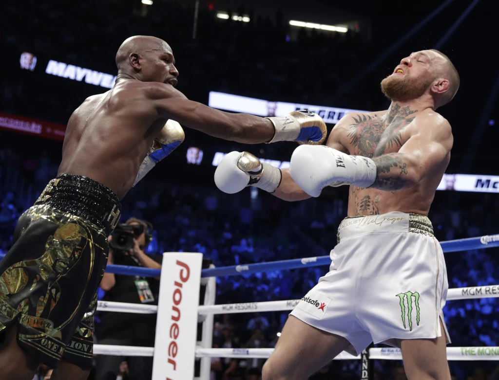 Po víťazstve nad McGregorom sa Mayweatherove príjmy šplhajú k miliarde