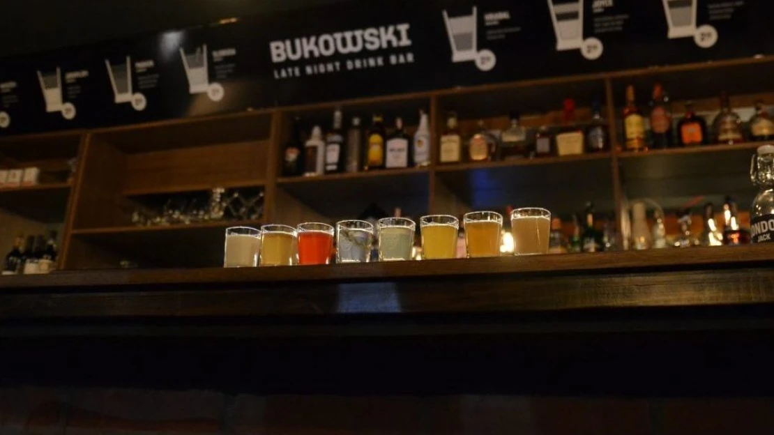 Traja kamaráti, Bukowski a bar, v ktorom máte zabudnúť na okolitý svet