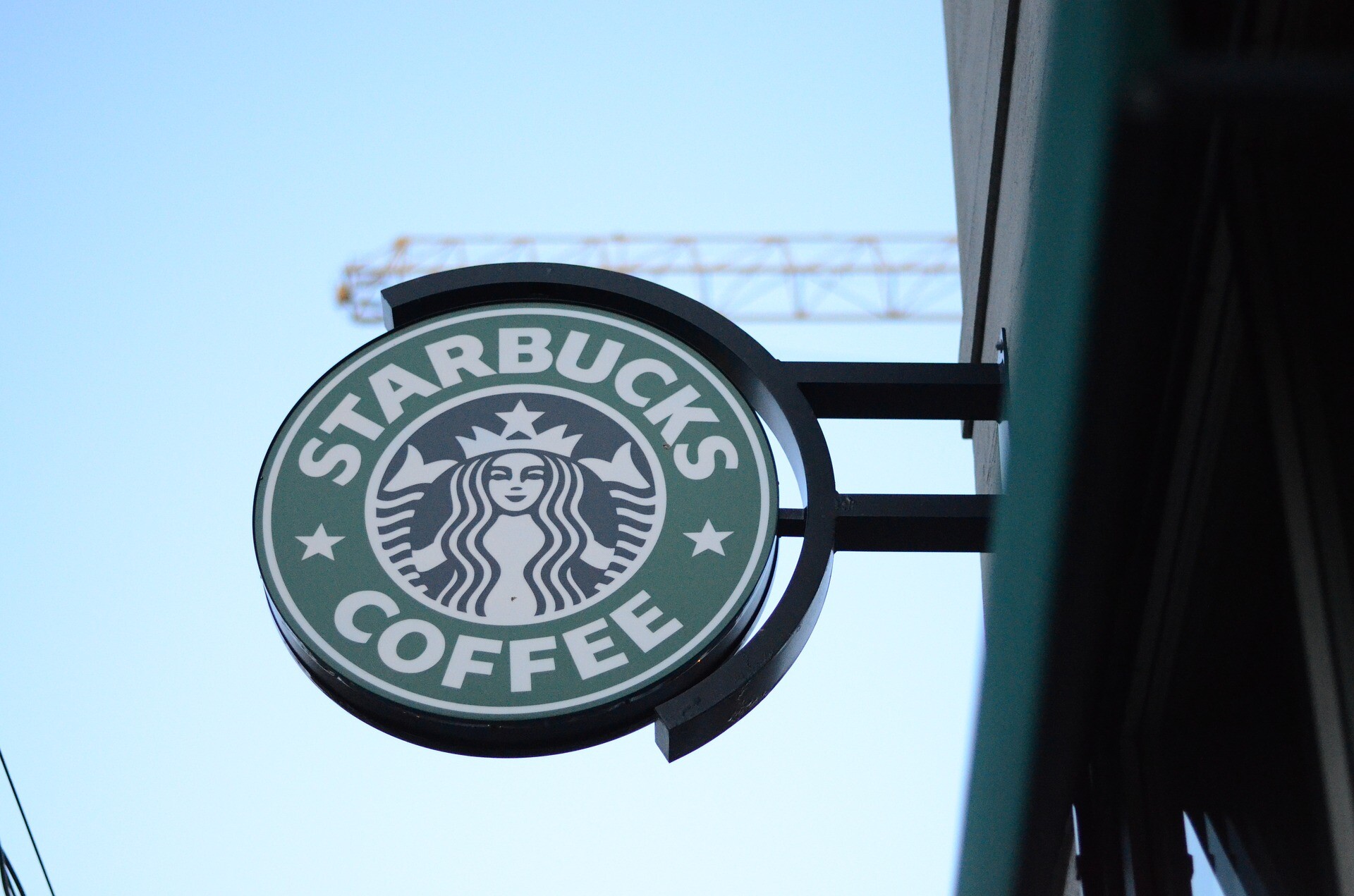 Coca-Cola a Starbucks žiadajú o ochrané známky v Rusku. Po odchode z trhu ich kopírujú