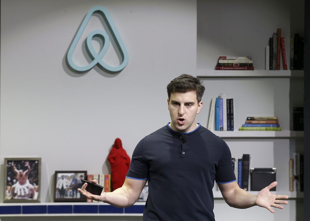 Šéf Airbnb dá na štipendiá 100 miliónov dolárov. Študenti za ne môžu cestovať
