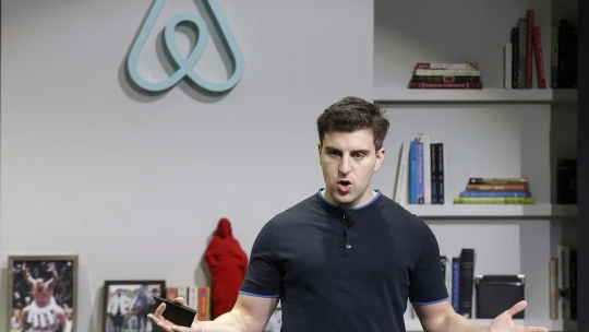 Šéf Airbnb dá na štipendiá 100 miliónov dolárov. Študenti za ne môžu cestovať