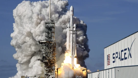 SpaceX buduje sieť družíc pre americkú rozviedku. Za takmer dve miliardy dolárov