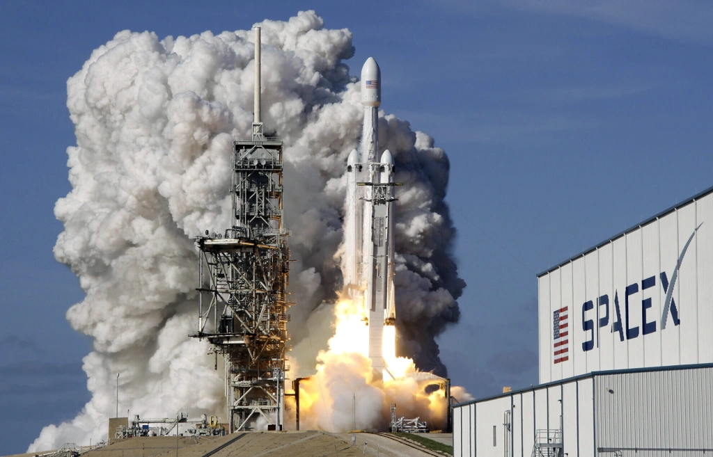 SpaceX buduje sieť družíc pre americkú rozviedku. Za takmer dve miliardy dolárov