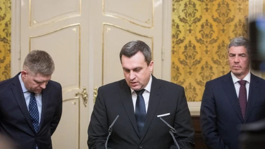 SNS tvrdí, že presadila koniec transakčnej dane. Zmeny sa majú dotknúť aj dôchodcov