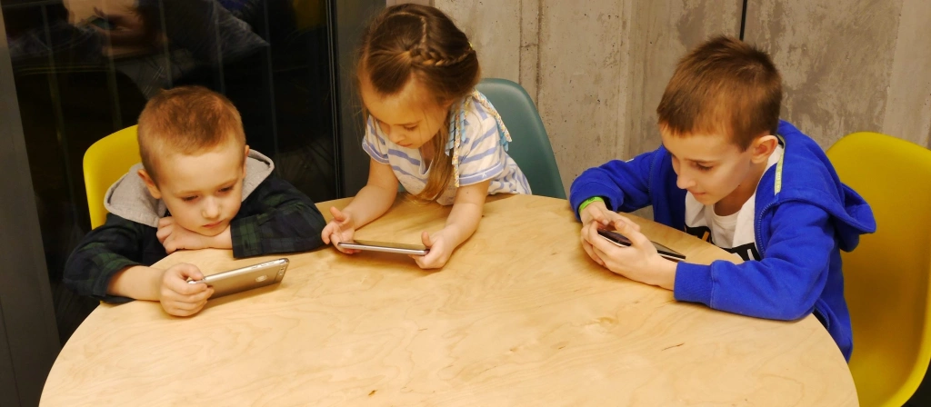 Ak už deti majú mobil, nech sa niečo naučia. Štyria ajťáci vymysleli, ako na to