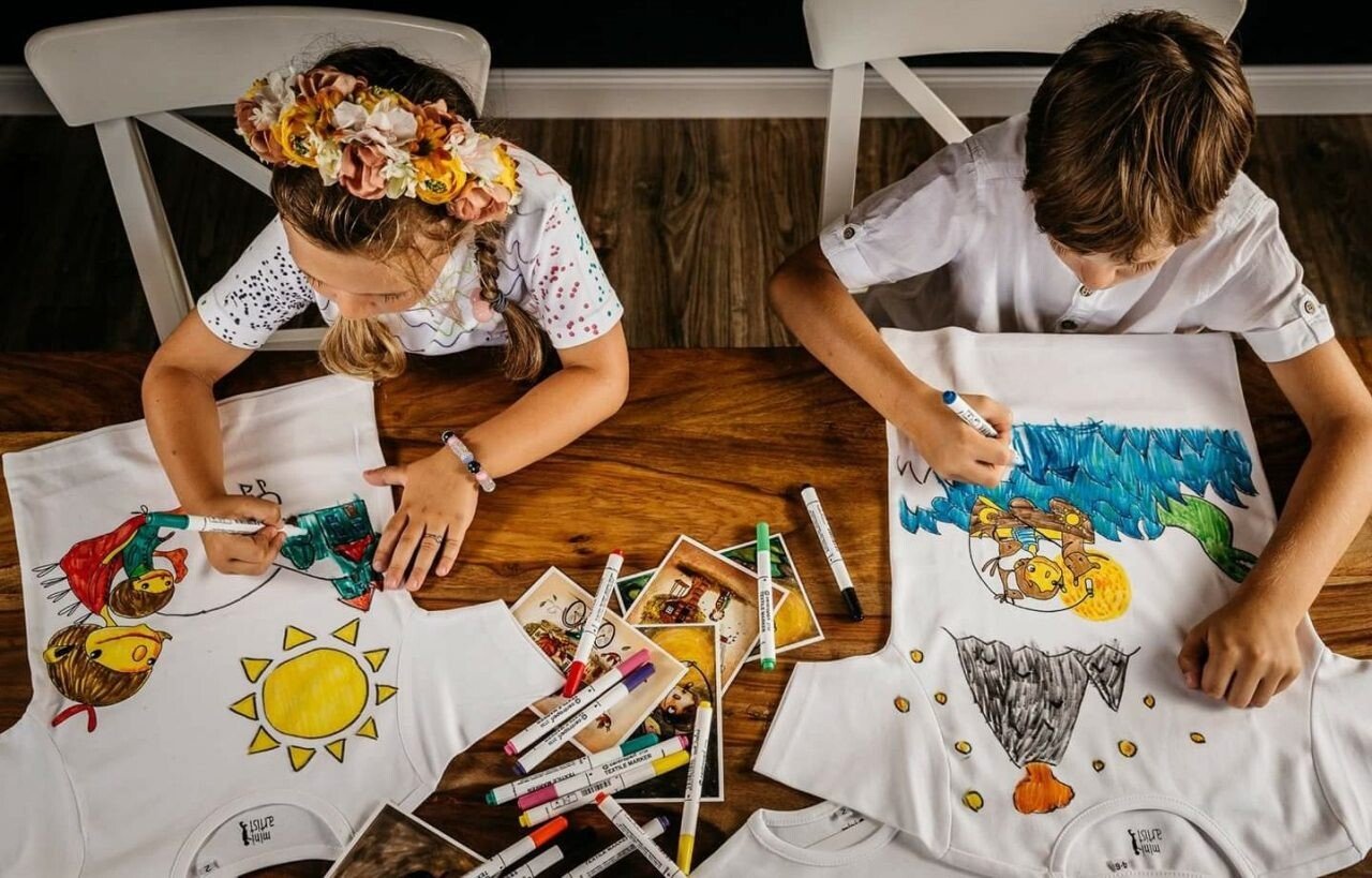 Mini Artist chce priviesť deti k umeniu. Kvalitné tričká si nechávajú doviezť z Dánska