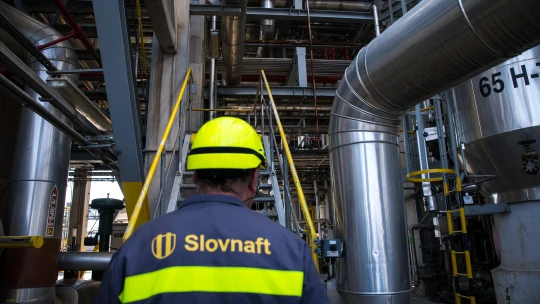 Na pumpách sa zatiaľ cenový šok nekoná. Slovnaft však hlási problémy s alternatívami ruskej ropy