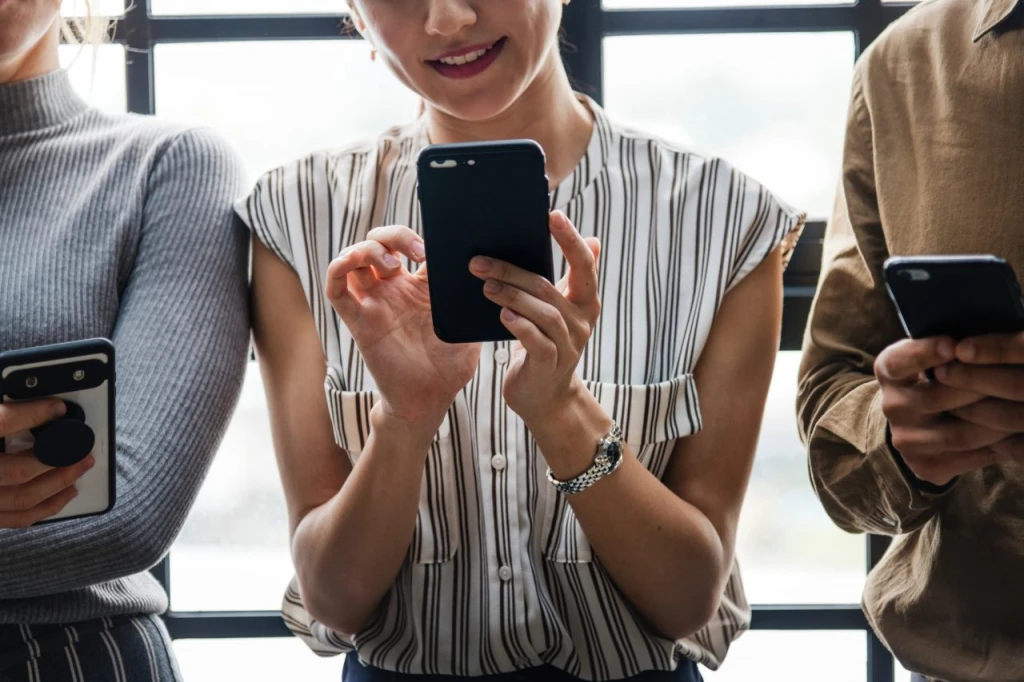 5 aplikácií, ktoré vám naskenujú alebo vytvoria vizitky. Tie digitálne už nestratíte