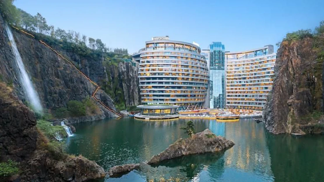 Bývalý lom pri Šanghaji premenili na podzemný hotel. Stavbu za 300 miliónov dolárov zasadili do skál