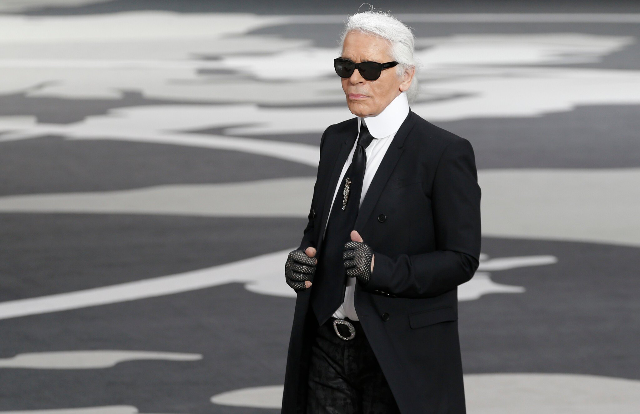Zomrel slávny módny návrhár Karl Lagerfeld. Počas života pracoval pre viaceré známe značky