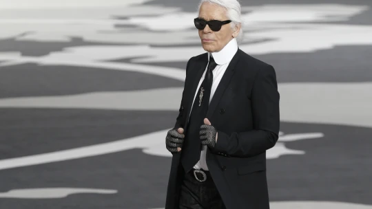 Zomrel slávny módny návrhár Karl Lagerfeld. Počas života pracoval pre viaceré známe značky