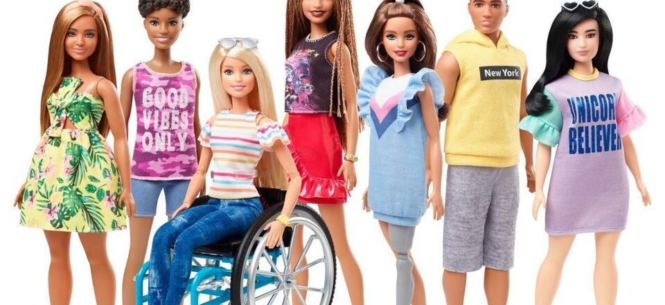 Spoločnosť Mattel predstavila bábiku Barbie na vozíčku. Mohla to urobiť aj skôr
