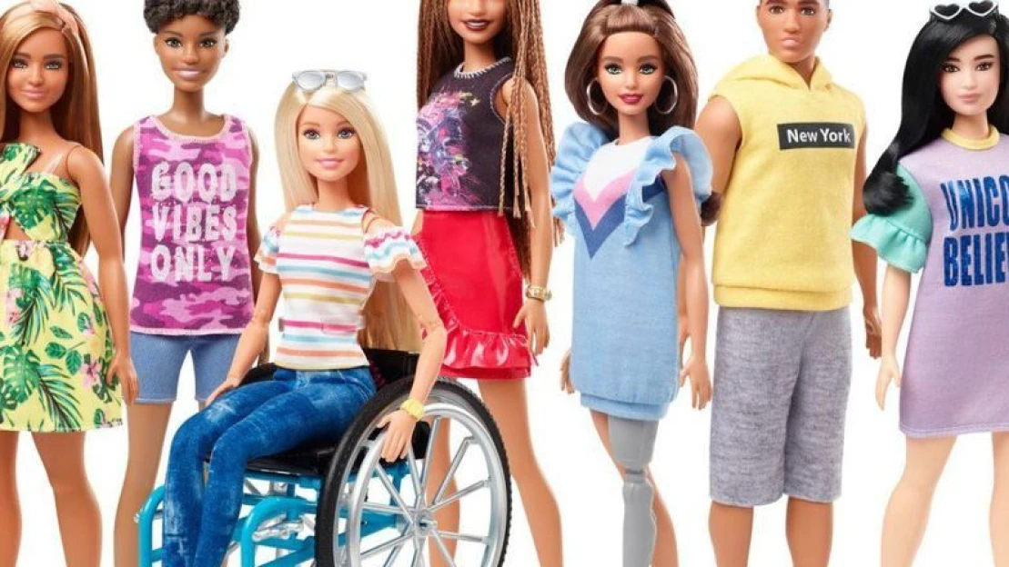 Spoločnosť Mattel predstavila bábiku Barbie na vozíčku. Mohla to urobiť aj skôr