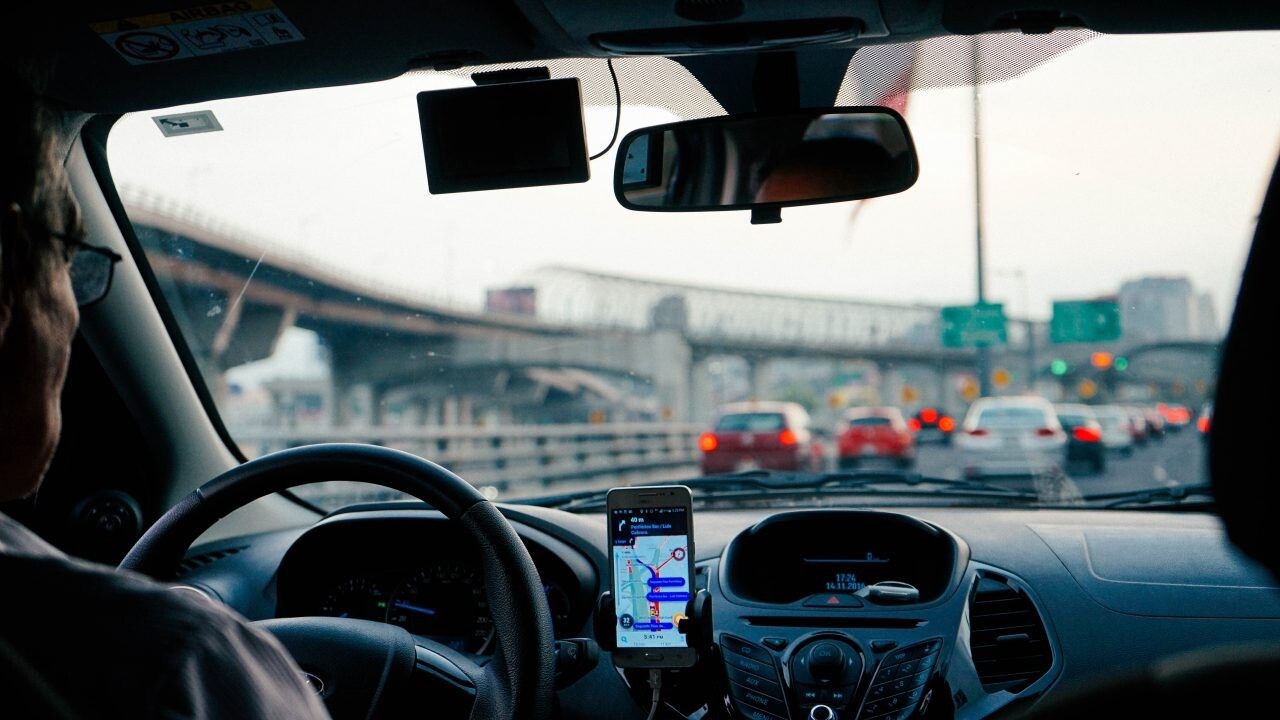 Uber sa vrátil na naše cesty. Svojim vodičom pomáha so získavaním licencií či uzatváraním poistiek