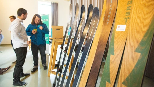 Modrotlačové lyže sú unikátom slovenského remesla. Forest Skis spája sily s Matejom Rabadom