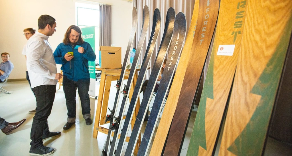 Modrotlačové lyže sú unikátom slovenského remesla. Forest Skis spája sily s Matejom Rabadom