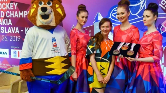 Šaty z jej ateliéru sa objavili na MS v ľadovom hokeji. Aby neplytvala, šije limitované série a na objednávku