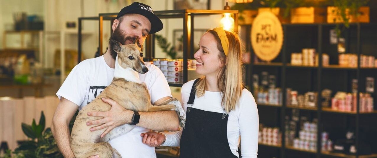Pet Farm Family priviedol k biznisu vlastný pes. Krmivo dnes vyrábajú z ozajstného mäsa