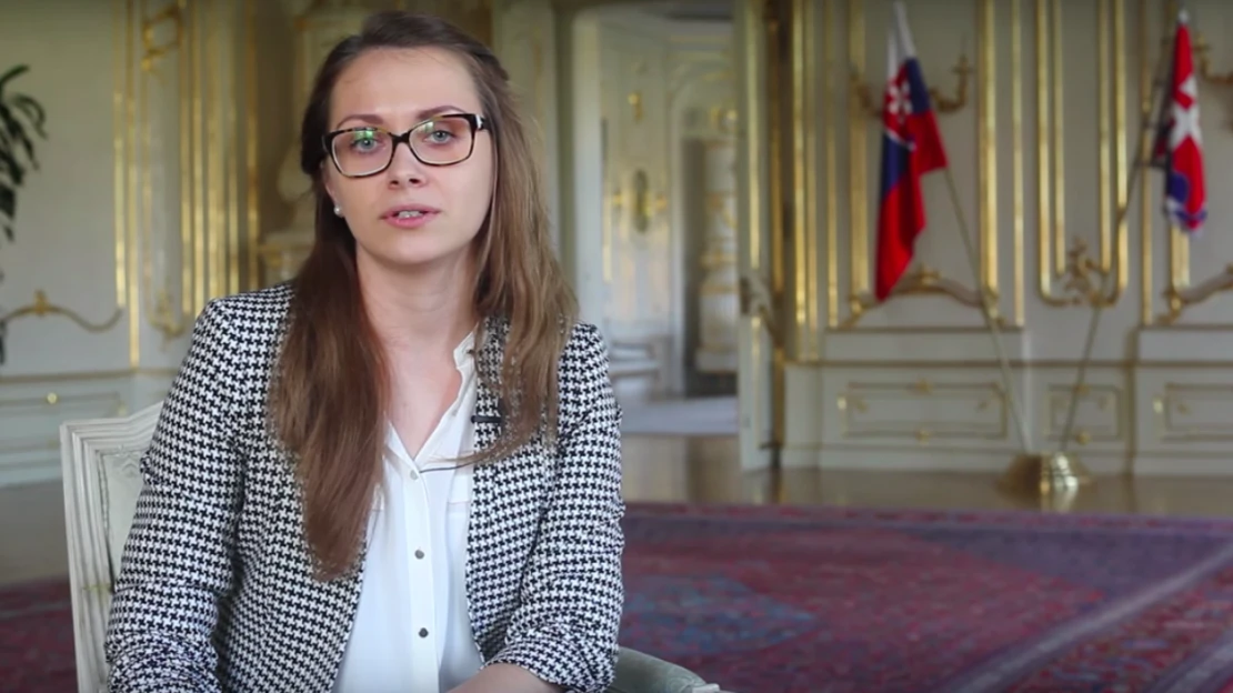 Pracuje v prezidentskom paláci. Ale hlavne podporuje úradníkov, aby nestrácali motiváciu