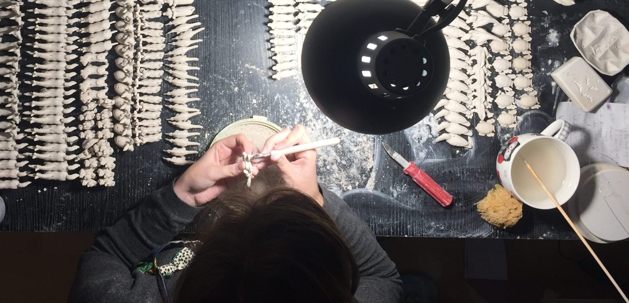 Perly prasatám a iné vylomeniny. Šperkárka Minka vyrába keramické ozdoby s jedinečným rukopisom