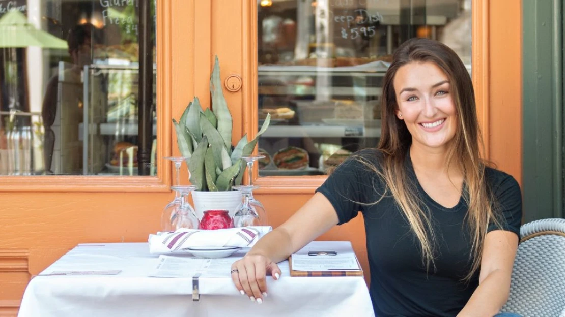 Dala stopku boľavým nohám. Jej topánky na podpätkoch sa razom zmenia na pohodlnú verziu