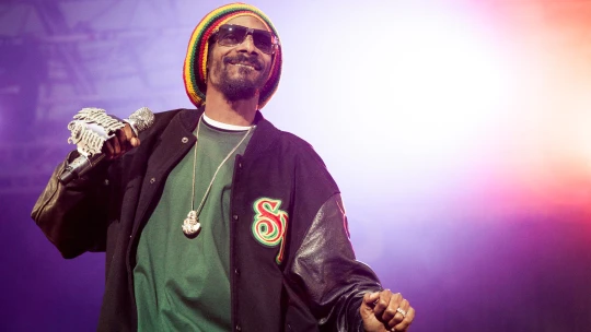 Snoop Dogg stavil sám na seba, je populárnejší než kedykoľvek predtým a chce na tom zarobiť