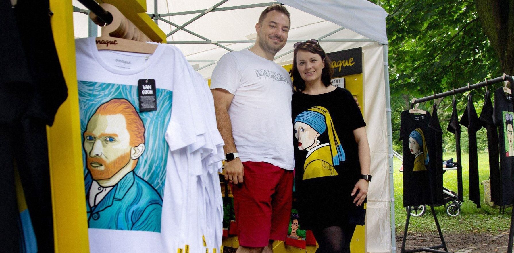 Manželia priniesli na trh tričká plné humoru. Uťahujú si z Jánošíka, Štúra i Fridy Kahlo