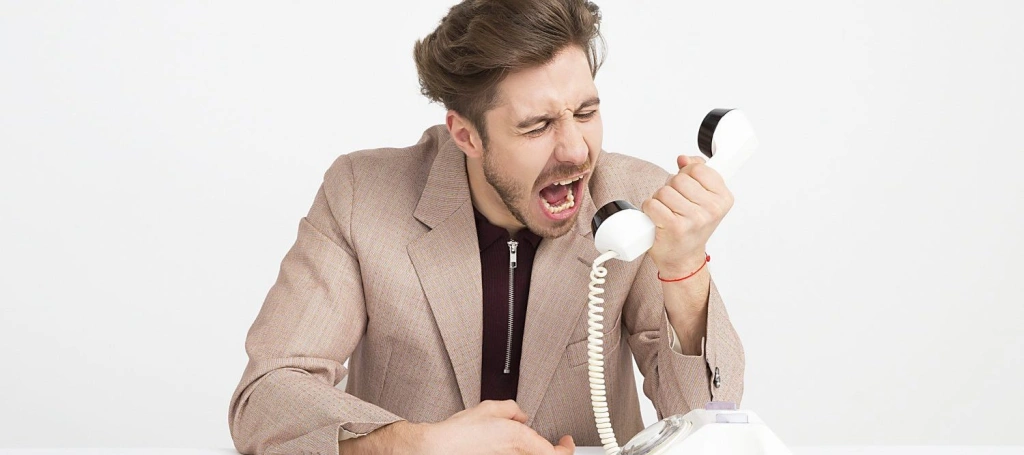 Hnev v práci možno zvládnuť týmito 6 spôsobmi. Žiadne trieskanie päsťou po stole či krik