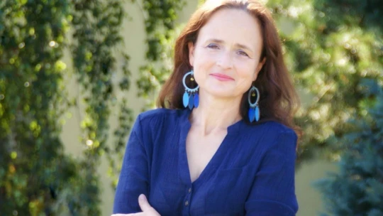 Neďaleko Nitry vyrábajú svadobné oznámenia i vianočné dekorácie z dreva. To im vozia na fúry