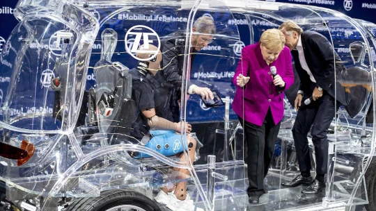 FOTO: Frankfurtský autosalón otvoril svoje brány. Ukázal aj elektrické Porsche