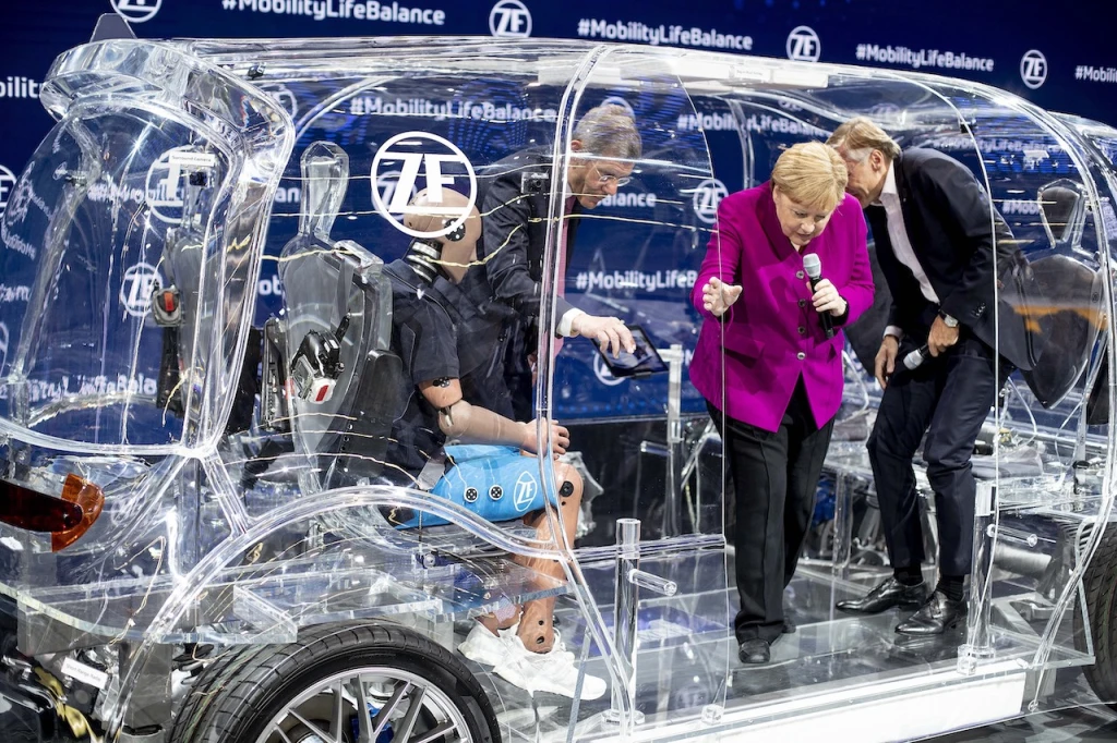 FOTO: Frankfurtský autosalón otvoril svoje brány. Ukázal aj elektrické Porsche