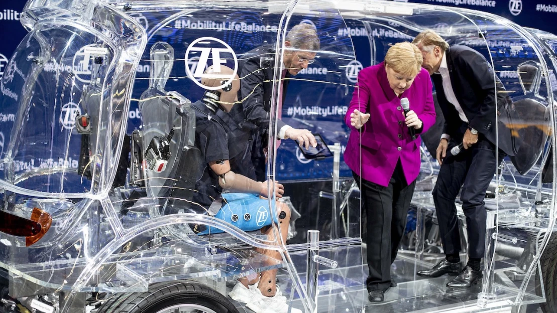 FOTO: Frankfurtský autosalón otvoril svoje brány. Ukázal aj elektrické Porsche