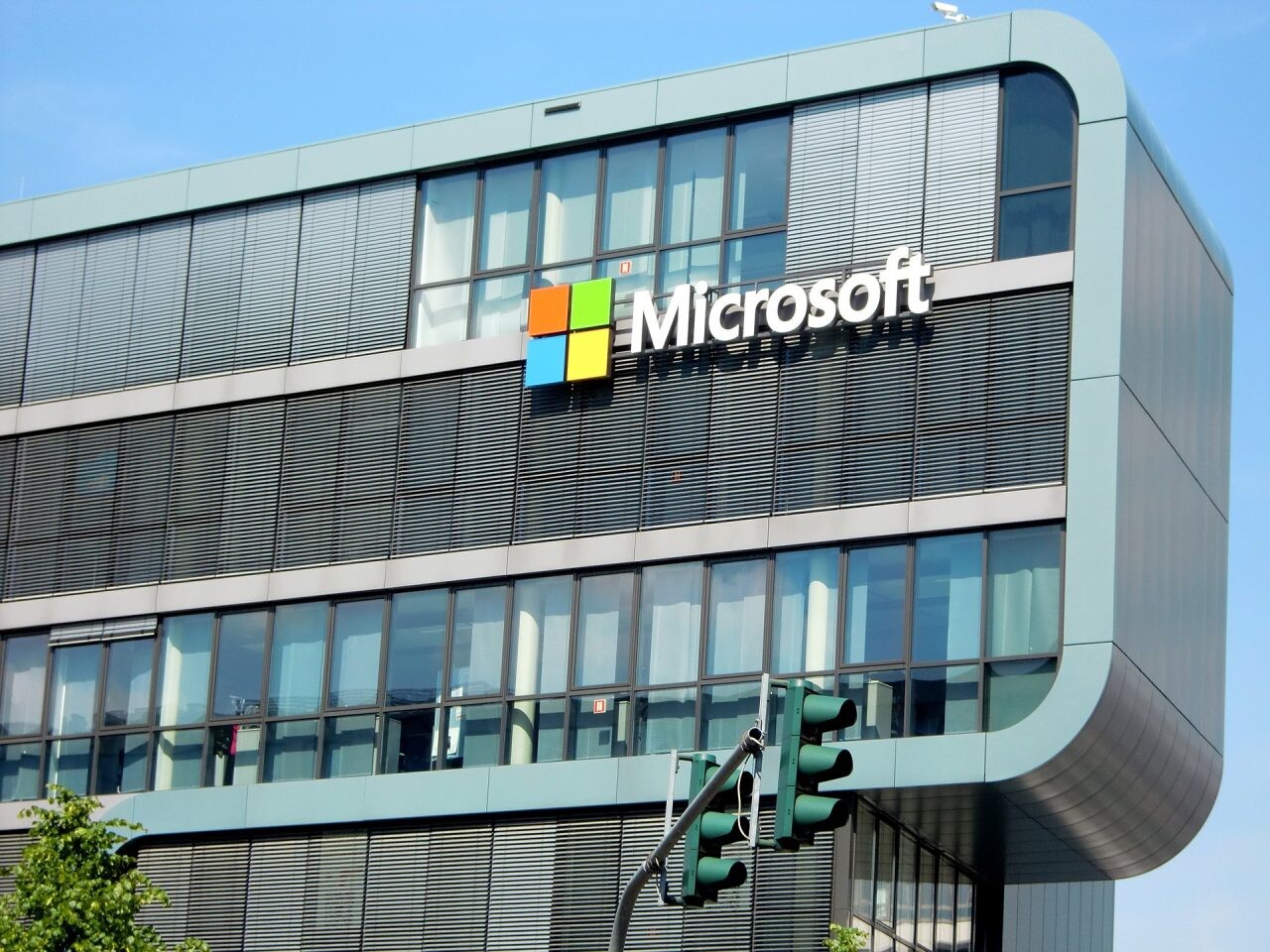 Výsledky Microsoftu odrážajú ekonomickú neistotu. Zisk firmy klesol na 16,43 miliardy dolárov