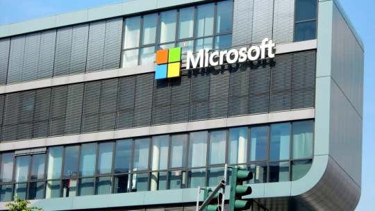 Výsledky Microsoftu odrážajú ekonomickú neistotu. Zisk firmy klesol na 16,43 miliardy dolárov
