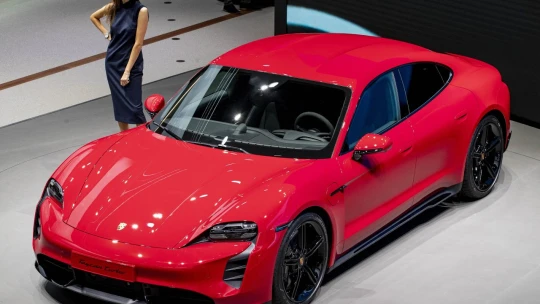Porsche pre slabý odbyt plánuje ukončiť produkciu elektromobilu Taycan