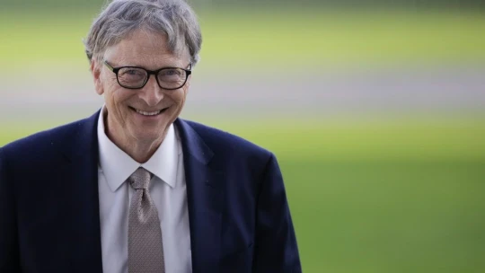 Čo budete čítať cez sviatky? Bill Gates odporúča najlepšie knihy roku 2019