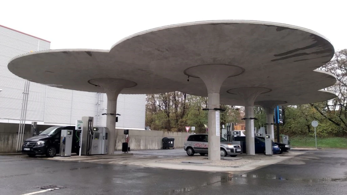 Pohonné látky sa na Slovensku naďalej zlacňovali. Ceny klesli na niekoľkomesačné minimum