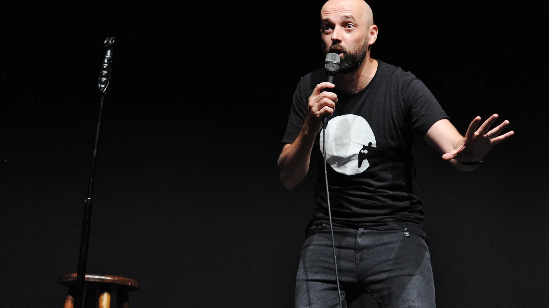 Z novinára stand-up komik. Tomáš Hudák rozosmieva ľudí napriek zajakávaniu