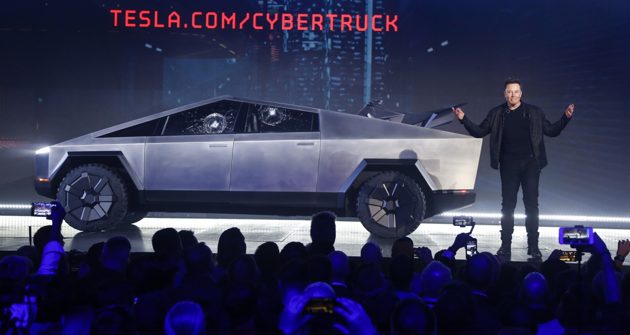 Musk predstavil nový Cybertruck od Tesly. Nie je to auto pre všetkých a má aj svoje muchy