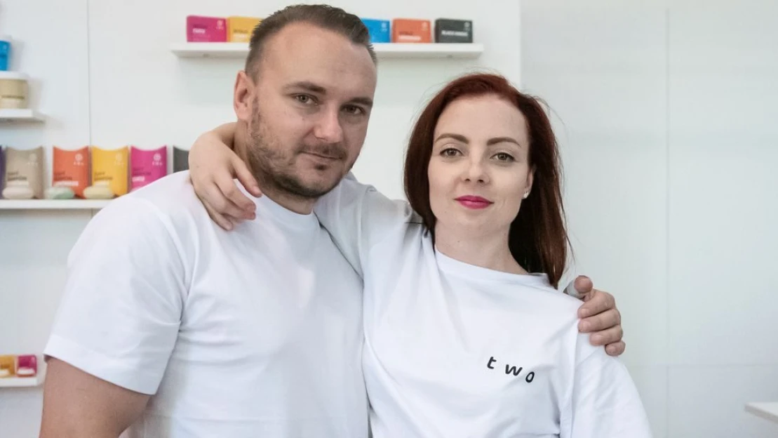 Vegánska značka kozmetiky prešla rebrandom. Pár z Two Cosmetics otvoril i vlastnú kamennú predajňu