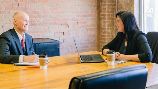 Prerušiť hľadanie práce kvôli vianočným sviatkom môže byť chyba. Firmy stále hľadajú nových ľudí