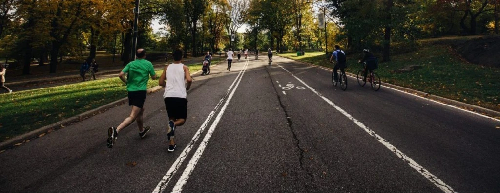 Chyby pri behu môžu spôsobiť zranenia. Športový tréner radí, ako sa im vyhnúť