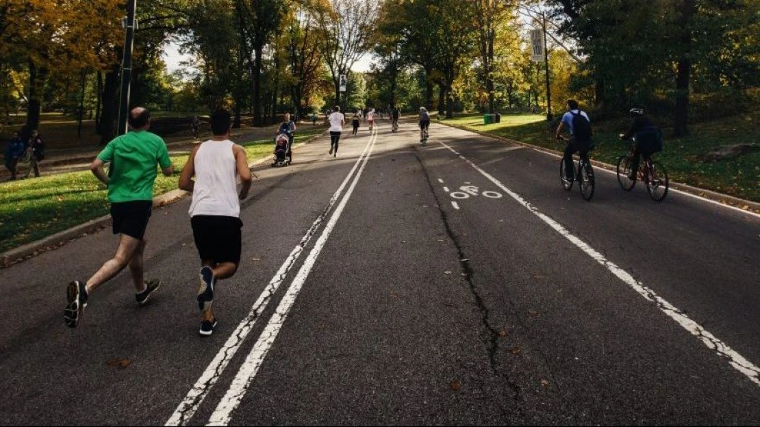 Chyby pri behu môžu spôsobiť zranenia. Športový tréner radí, ako sa im vyhnúť