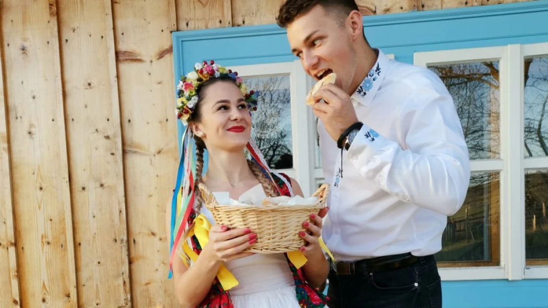 Ich košele nosia Kandráčovci, poputovali aj do Indie. Značka FolkFurt ukázala folklór na každý deň