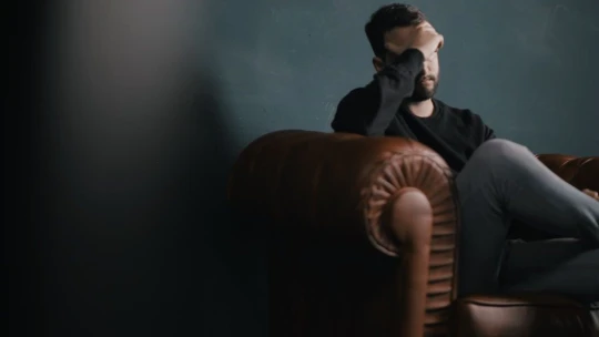 Prečo zostávame v práci, v ktorej sme nešťastní. Často za to môžu 3 druhy strachu